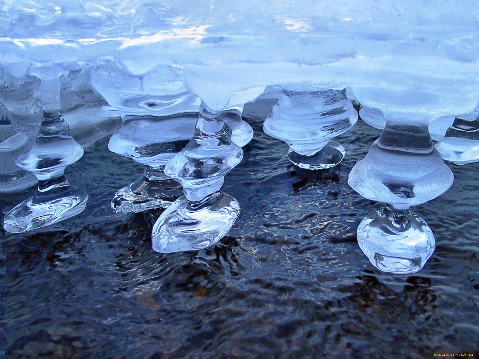 Лед всплывает в воде. Левитирующие камни Байкала. Дзен камни на Байкале. Байкальский дзeн. Замерзшая вода.